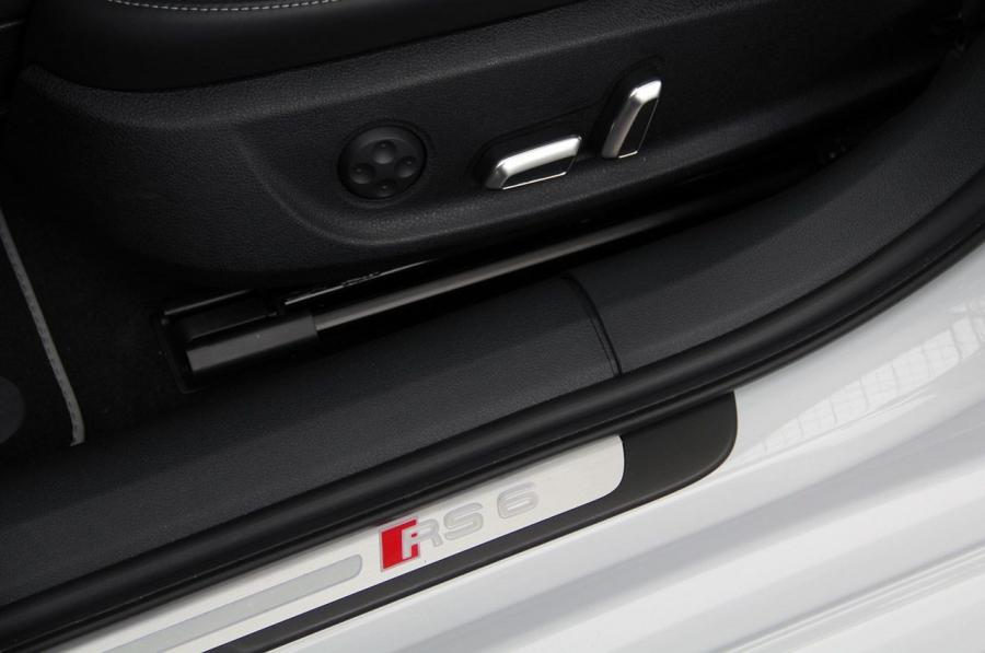 Детали интерьера Audi RS6 Avant (4G, C7) 2013 года  (WW) (фото 38 из 90)